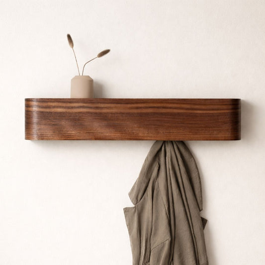 Porte-manteau mural en bois foncé avec étagère flottante