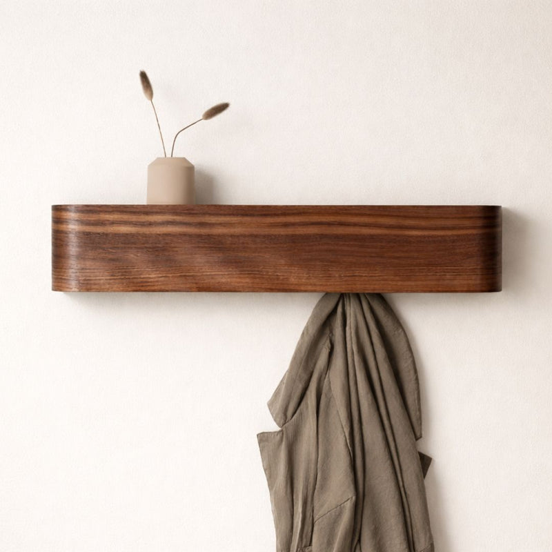 Porte-manteau mural en bois foncé avec étagère flottante