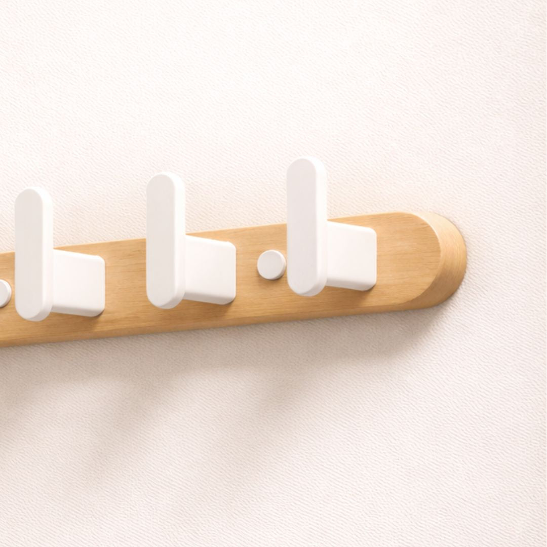 Porte-manteau mural bois clair au design moderne