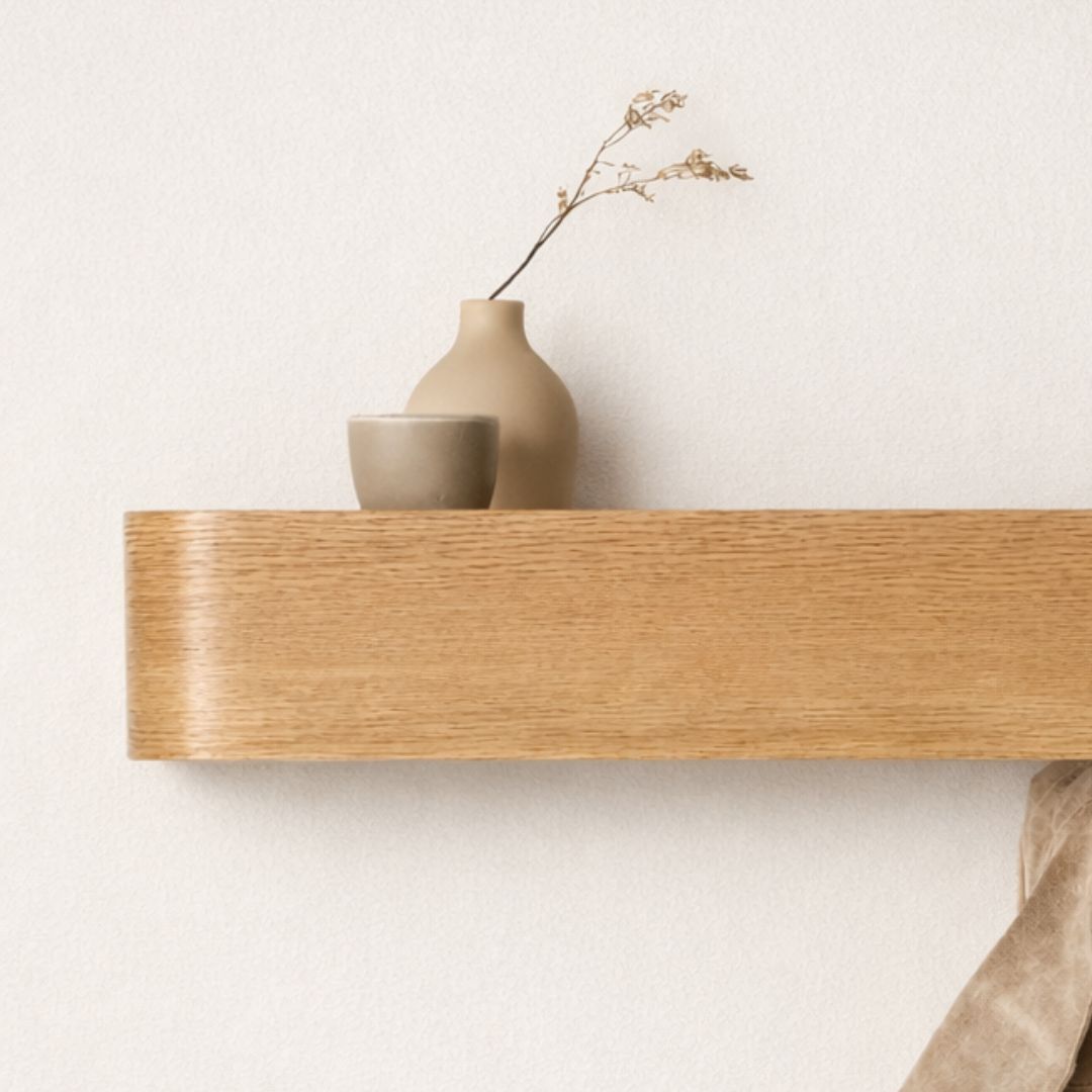 Porte-manteau mural en bois clair avec étagère flottante