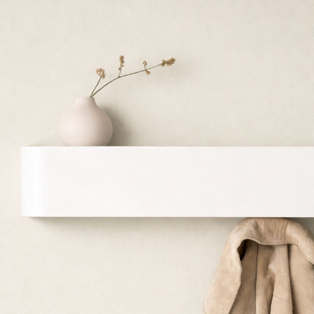 Porte-manteau mural en bois blanc avec étagère flottante