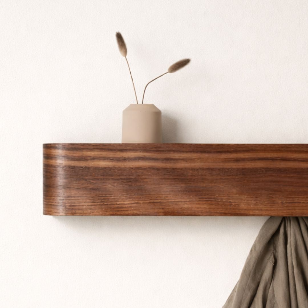 Porte-manteau mural en bois foncé avec étagère flottante