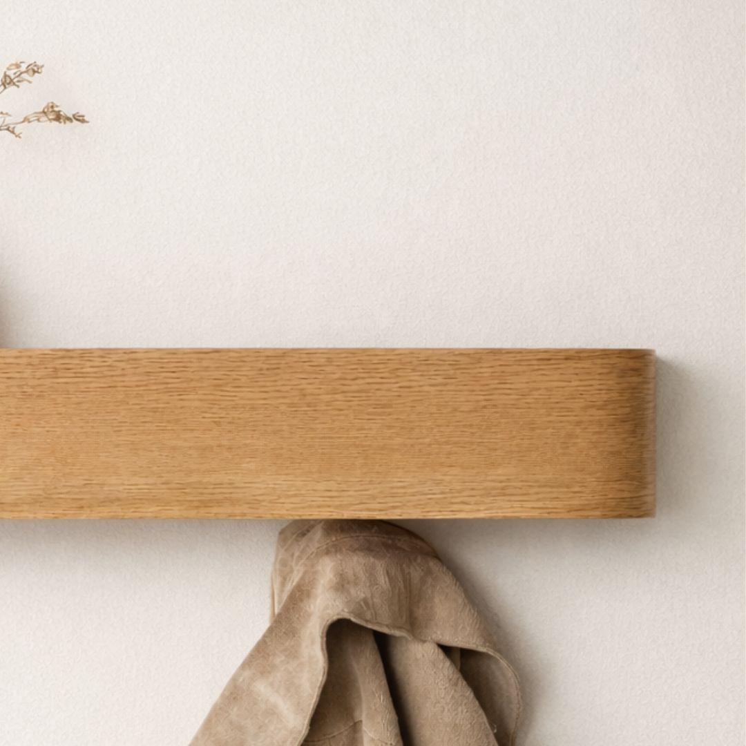Porte-manteau mural en bois clair avec étagère flottante