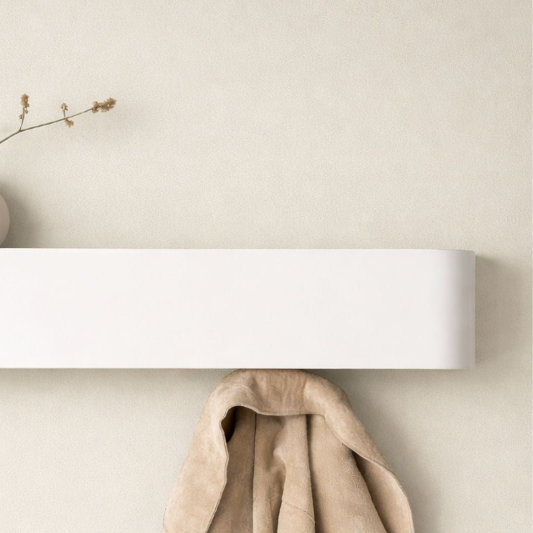 Porte-manteau mural en bois blanc avec étagère flottante