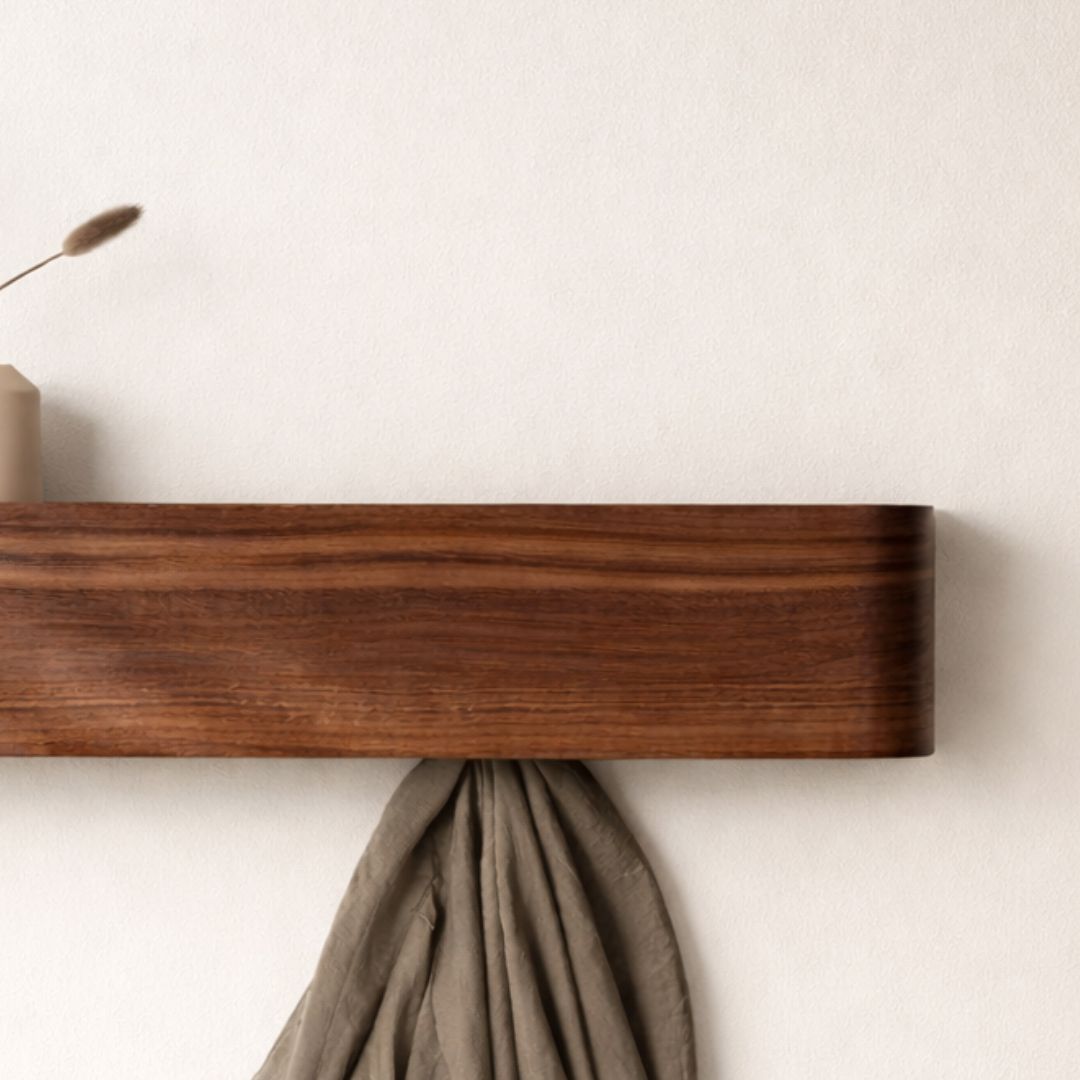 Porte-manteau mural en bois foncé avec étagère flottante