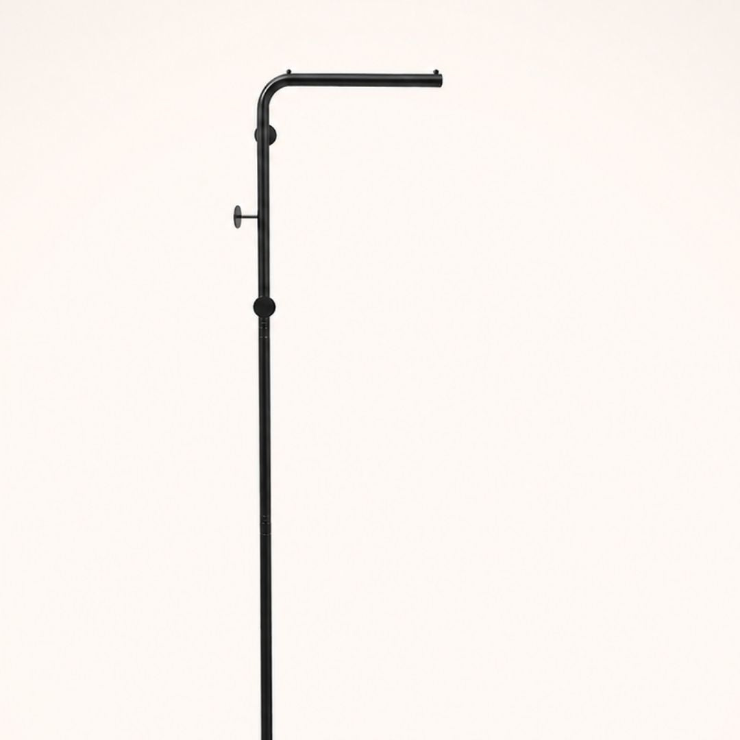 Porte-manteau sur pied noir en L à barre de penderie